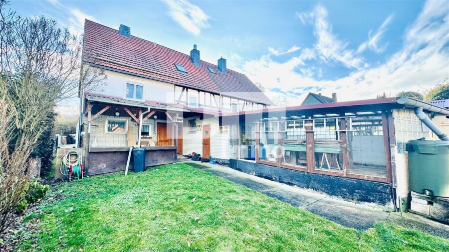 Schöne Doppelhaushälfte mit Nebengebäude, Garage und angelegtem Gartenbereich - Rückansicht mit Anbau / Nebengebäude